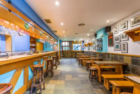 Local comercial en calle Concejo Señorio Etxalaz