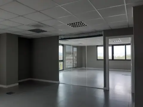 Oficina en Parque Empresarial La Muga, 11