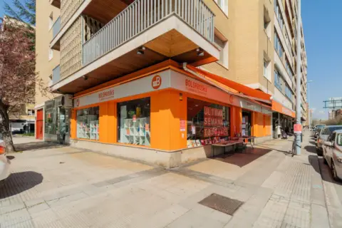 Local comercial en calle de Esquíroz, 28