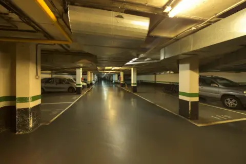 Garaje en Avenida Resurrección María de Arzue