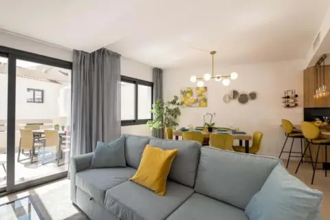 Casa pareada en calle Hortensia, 14