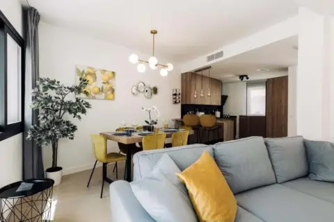 Casa pareada en calle Hortensia, 14