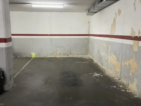 Garaje en A 2 calles de Parada de Tren y Metro Fabra y Puig