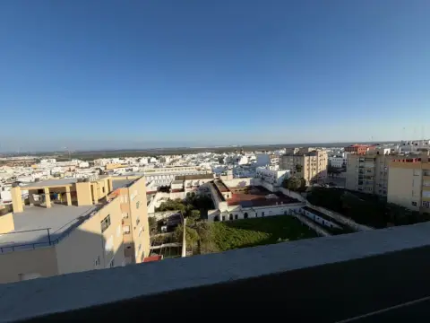 Piso en Ubicado en La Zona de Reyes Católicos