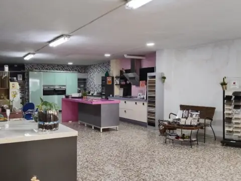 Local comercial en En La calle Mayor y A Un Paso del Paseo del Malecón.