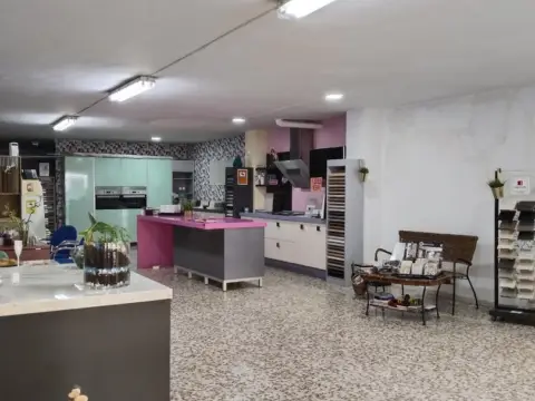 Local comercial en En La calle Mayor y A Un Paso del Paseo del Malecón.