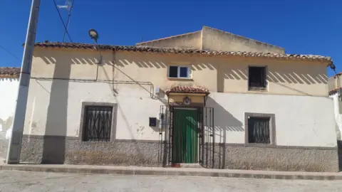 Casa adossada a calle Alfarerías
