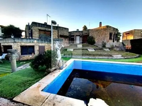 Casa en Los Montitos - Avenida Principal. Ubicación Inmejorable