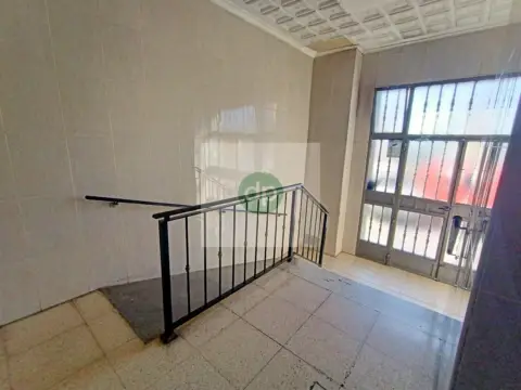 Piso en En La Autopista, Próximo A Institutos y Colegios.