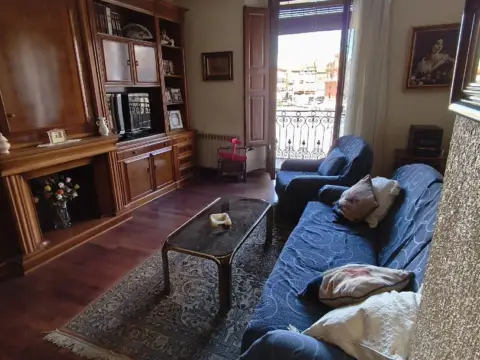 Piso en Vivienda Ubicada en La Plaza Mayor de La Localidad