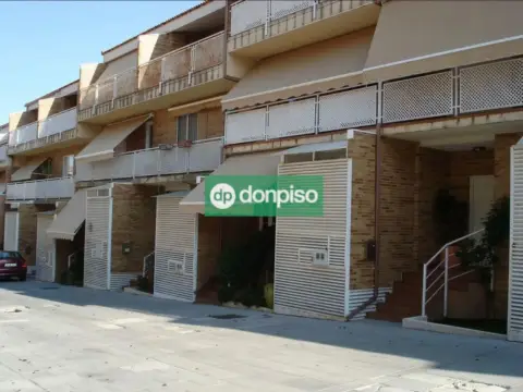 Casa adosada en Zona Macondo -Castellanos Cáceres