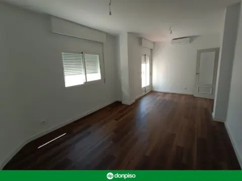 Piso en Piso Ubicado en La Zona Más Comercial de Almendralejo