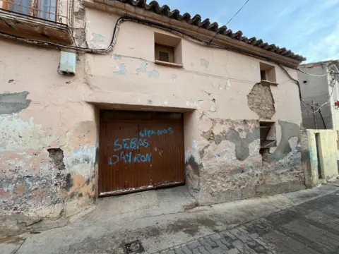 Casa en Zona Alta de La Población, Cerca del Castillo