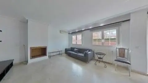 Casa adosada en Chalet  de 7 Hab. A  5 Min Parada de Autobus Para Univ.