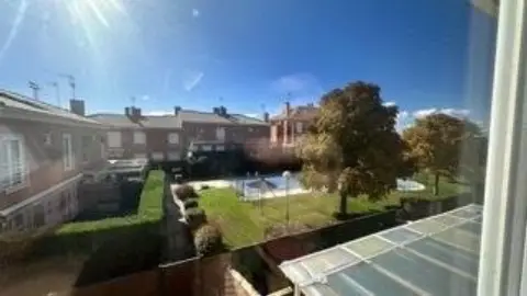 Casa adosada en Chalet  de 7 Hab. A  5 Min Parada de Autobus Para Univ.