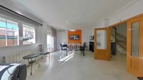 Casa adosada en Chalet  de 7 Hab. A  5 Min Parada de Autobus Para Univ.