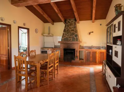 Casa en Zona de Robledo, Montánchez