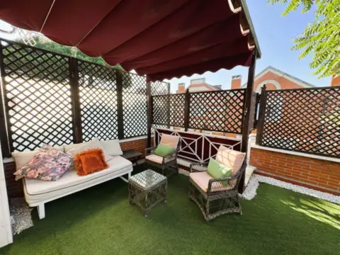 Casa adosada en Junto Al del Metro de Gobela