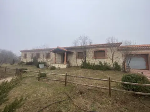 House in Finca Rustica de 19000M2 y 380M2 en Segovia.