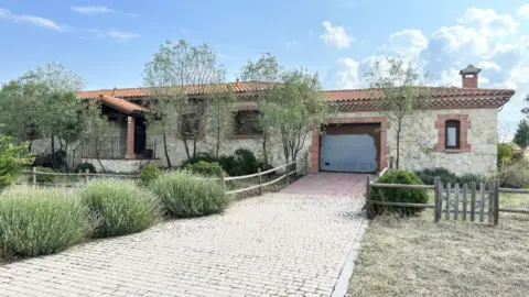 Casa en Finca Rustica de 19000M2 y 380M2 en Segovia.
