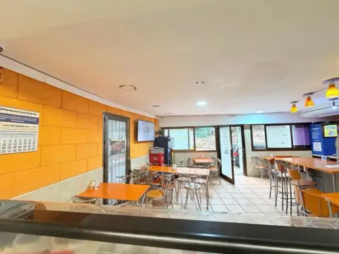 Local comercial en Junto Parada Bus V19 y 22 Cerca Metro L5 El Coll-Carmel