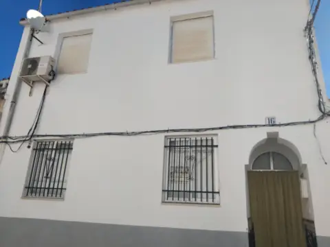 Casa pareada en calle Principal del Pueblo Con Servicios Al Lado