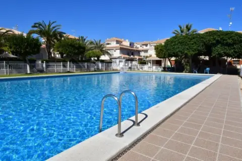 Casa adosada en Playa Flamenca, Junto A La Zenia Boulevard y Servicios.