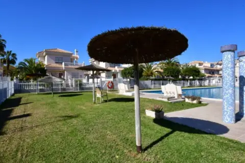 Casa adosada en Playa Flamenca, Junto A La Zenia Boulevard y Servicios.
