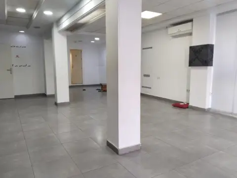 Local comercial en En El Centro del Pueblo, Al Lado del Ayuntamiento.