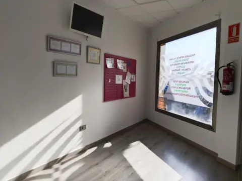 Local comercial en En El Centro del Pueblo, Cerca de Todos los Servicios.