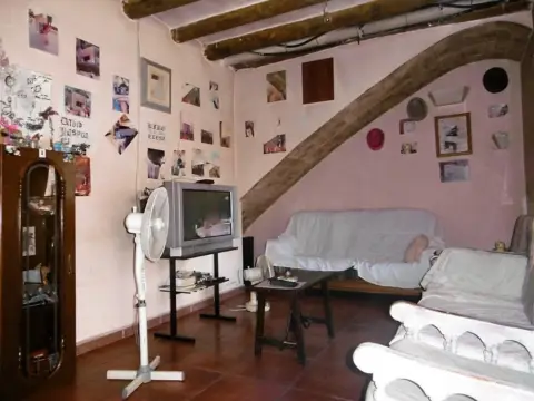 Casa en Zona de Avenida Principal de Albalate.
