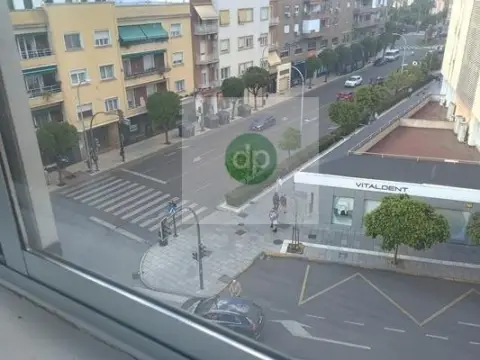 Piso en Junto A El Corte Inglés y Av. Villanueva.