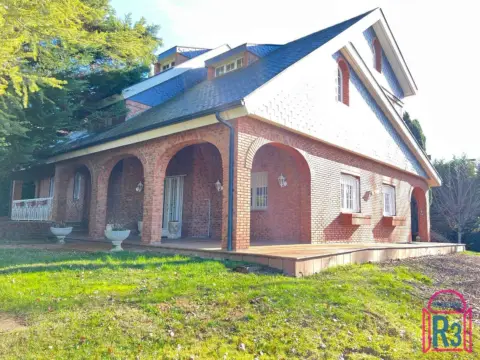 Chalet en Urbanización El Montico