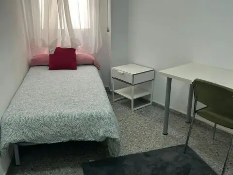 Habitación en La Buhaira-San Bernardo