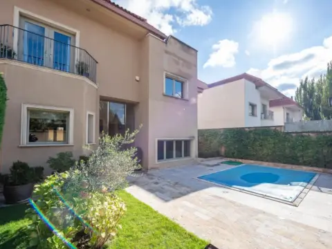 Casa adosada en calle >Av. de Fuentelarreina, nº >