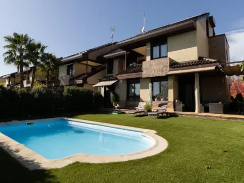 Casa pareada en calle Albinoni, nº >