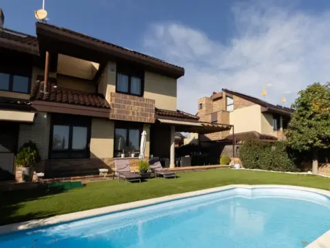 Casa pareada en calle Albinoni, nº >