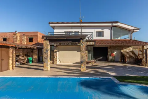 Casa unifamiliar en calle >C. del Camino del Pinar, nº >