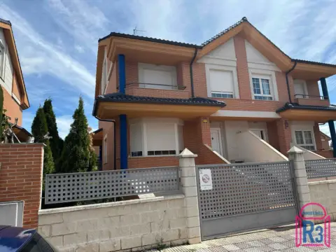 Casa adosada en Urbanización los Siseros