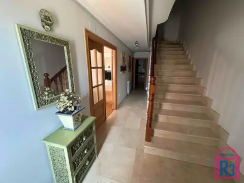 Casa adosada en Urbanización los Siseros