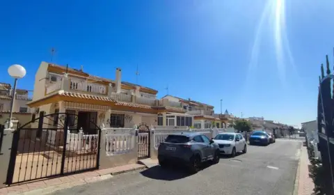 Casa adosada en Playa Flamenca-Las Piscinas