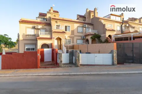 Casa adosada en Monforte del CID