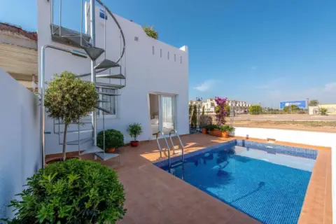 Casa en Cerca del Aeropuerto, Cerca de Campo de Golf, Campo, Cerca de Escuelas, Hospital, Zona Residencial,