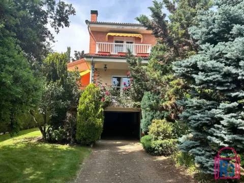 Chalet en Urbanización Monteleón