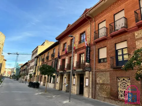 Edificio en Avenida de los Cubos