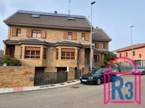 Casa adosada en Ribera de Carbajal