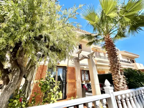 Casa adosada en Playa Flamenca-Las Piscinas