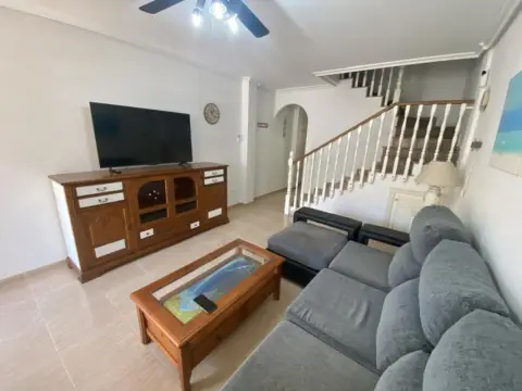Casa pareada en calle >C. Azucenas, nº >