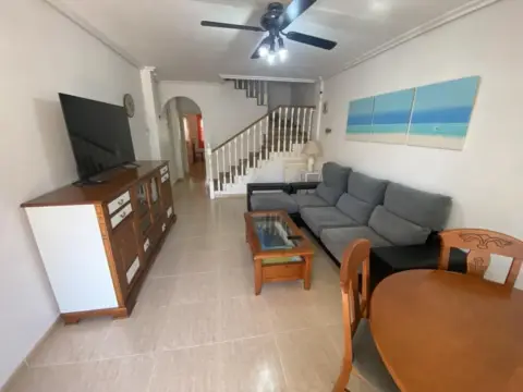 Casa pareada en calle >C. Azucenas, nº >
