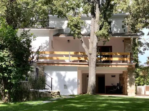 Casa unifamiliar en calle C. Abetos, nº 1